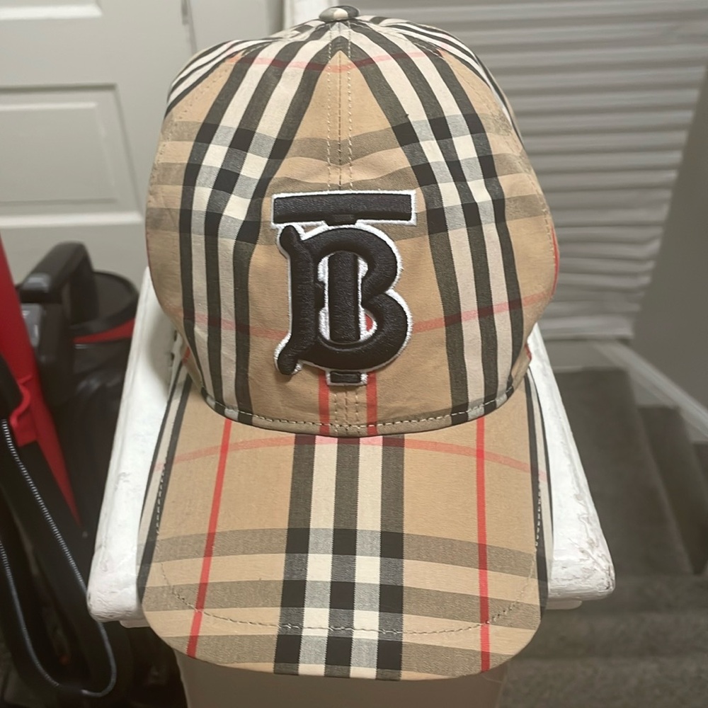 Burberry hat never worn
